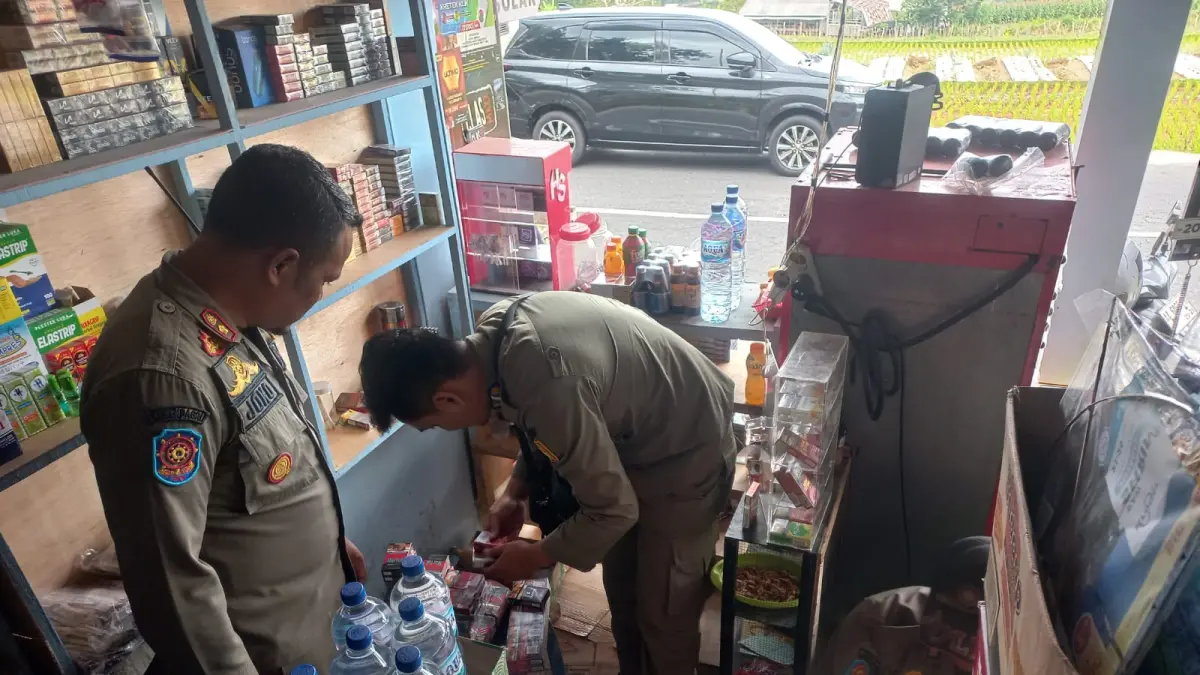 Satpol PP tengah mengecek pita cukai rokok saat operasi di lapangan. (Dok Satpol PP Kab Magelang)