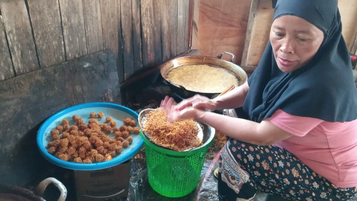 Warga tengah mengolah grubi di pabrik rumahan Minsri di Kampung Jetis, Desa Menoreh, Salaman, Kabupaten Magelang. (Talitha Shafiaulia/Jawa Pos Radar Magelang)
