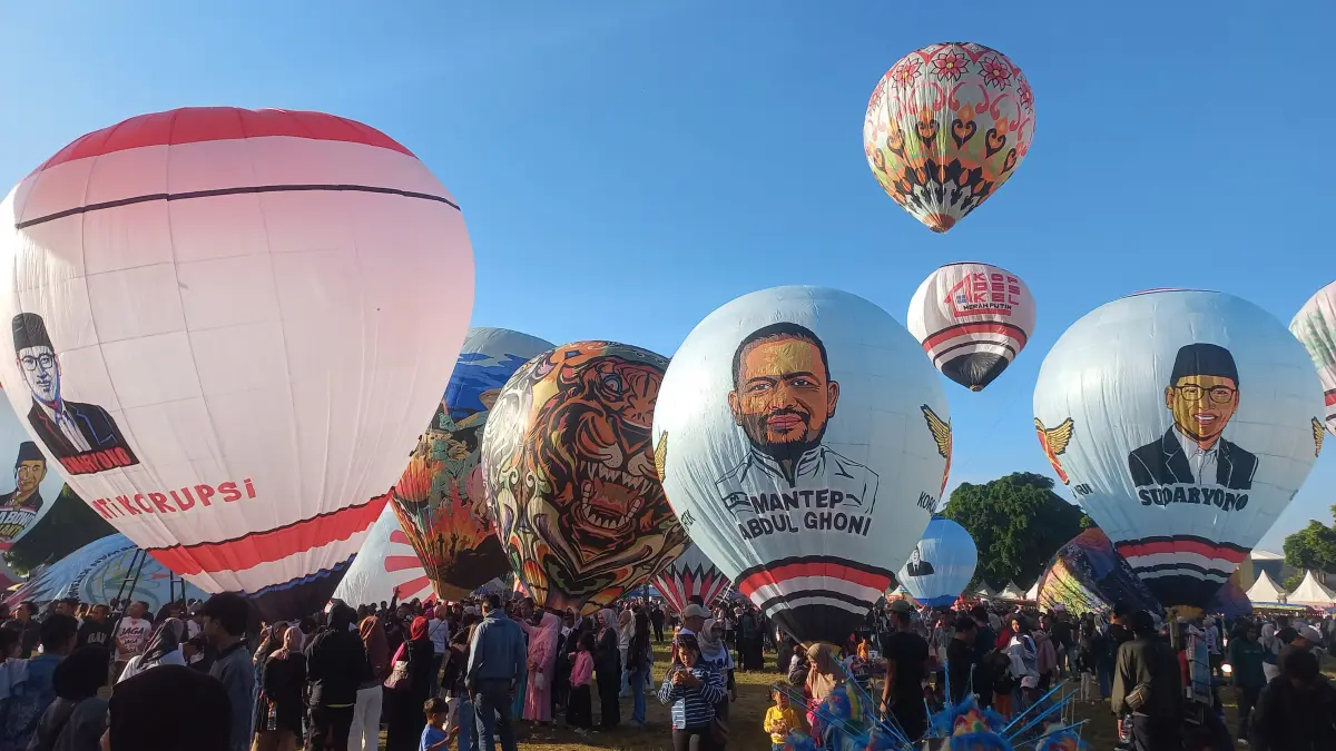 Balon udara dengan gambar pejabat dan program pemerintah mengangkasa di langit Alun-alun Wonosobo, Minggu (9/8/2026). (Istimewa)

