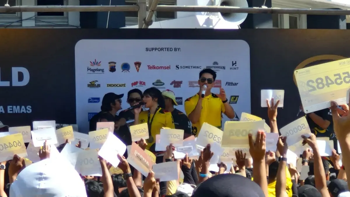 Bintang tamu Davina Karamoy dan Boy William ikut membagikan hadiah secara acak melalui pemilihan nomor BIB, Minggu (9/8/2026). (PUPUT PUSPITASARI/JAWA POS RADAR MAGELANG)