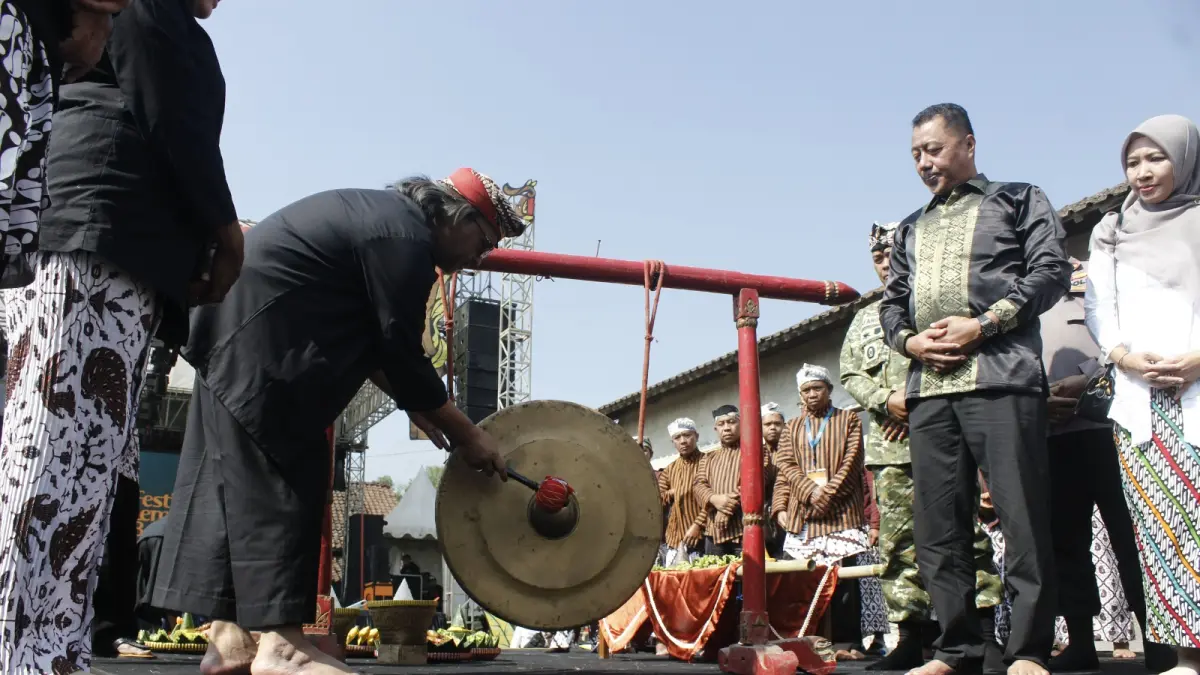 Bupati Temanggung Agus Setyawan memukul gong menandai dibukanya Festival Lembutan Bansari ke- di Desa Gentingsari, Kecamatan Bansari, Kabupaten Temanggung, Sabtu (8/8/20265). (Jihan Zalfatul Nur