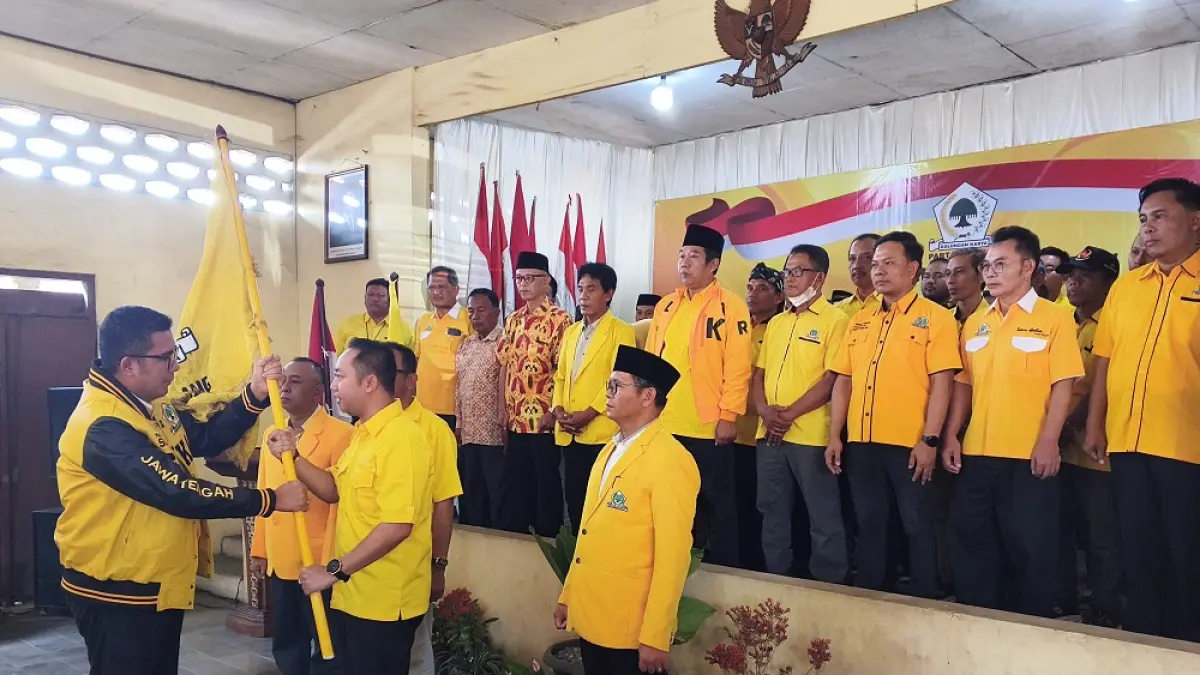 Ketua DPD Golkar Jateng Muhammad Saleh mengukuhkan pengurus DPD II Golkar Kabupaten Magelang, Minggu (9/8/2026). (ROFIK SYARIF/ JAWA POS RADAR MAGELANG)

&nbsp;&nbsp;
