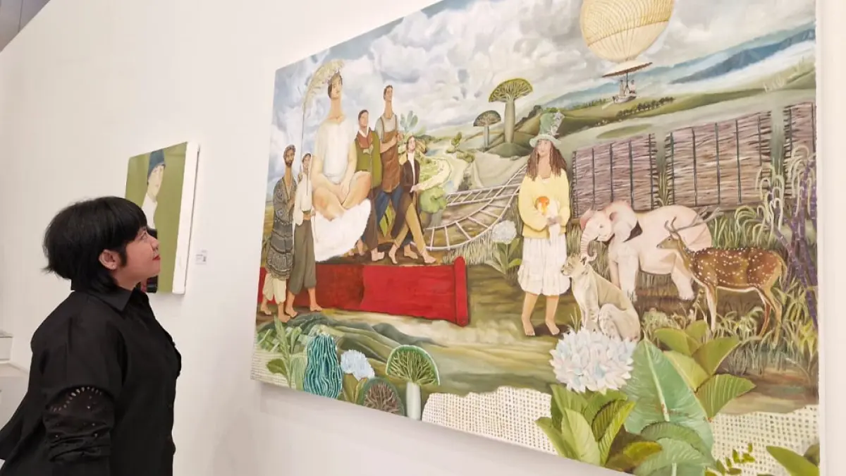 Pengunjung antusias melihat karya Ratih Alsaira yang dipajang di Artotel Leguna Magelang, Jumat (7/8/2026). (PUPUT PUSPITASARI/JAWA POS RADAR MAGELANG)
