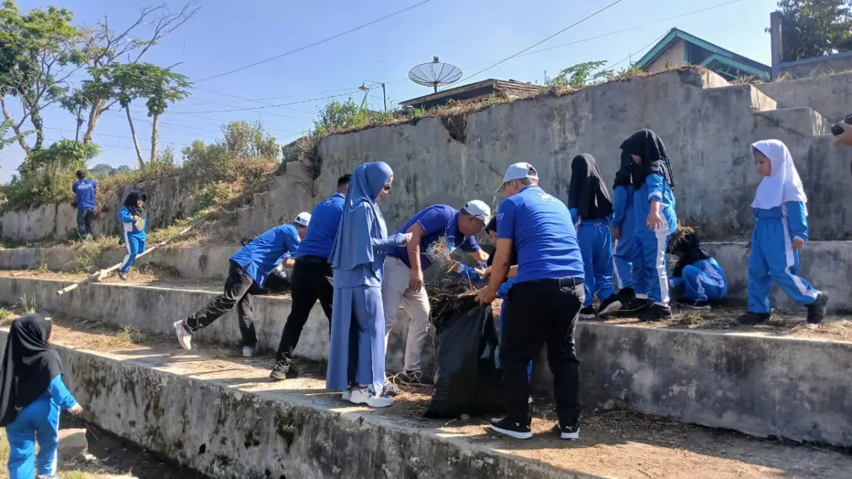 Siswa SD bersih-bersih di wilayah Kelurahan Kejiwan, Wonosobo. (Istimewa)