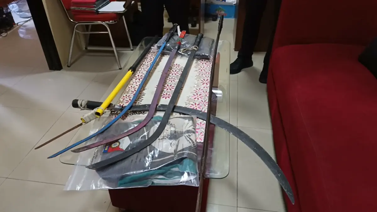 Barang bukti senjata tajam tawuran antargeng yang diamankan. (ROFIK SYARIF GP/JAWA POS RADAR MAGELANG)