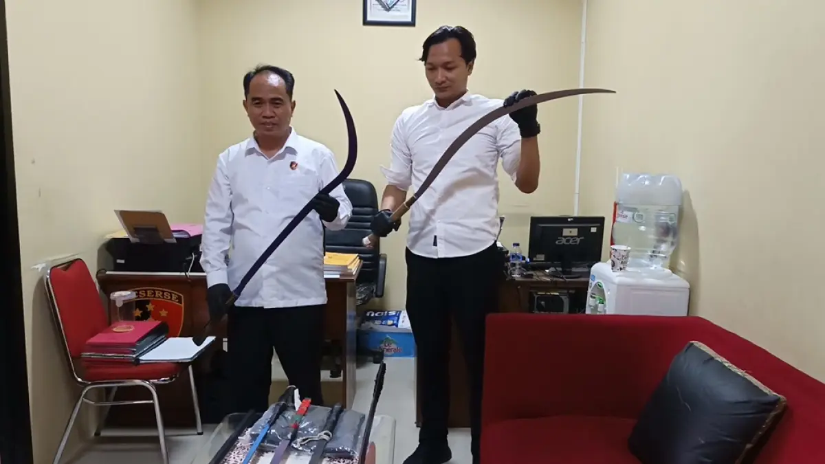Kasat Reskrim Polres Magelang Kota AKP Iwan Kristiana menunjukkan senjata tajam yang digunakan saat tawuran antargeng di Jalan Singosari, Rejowinangun, Kota Magelang, Selasa (4/8/2026) dini hari. (ROFIK SYARIF/ JAWA POS RADAR MAGELANG)