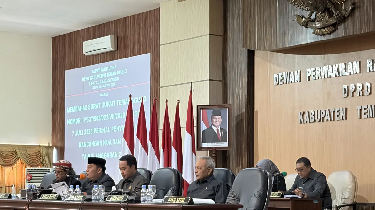Para pimpinan DPRD Kabupaten Temanggung dalam rapat paripurna DPRD Temanggung, Senin (10/8). (Devi Khofifatur Rizqi/Jawa Pos Radar Magelang)
