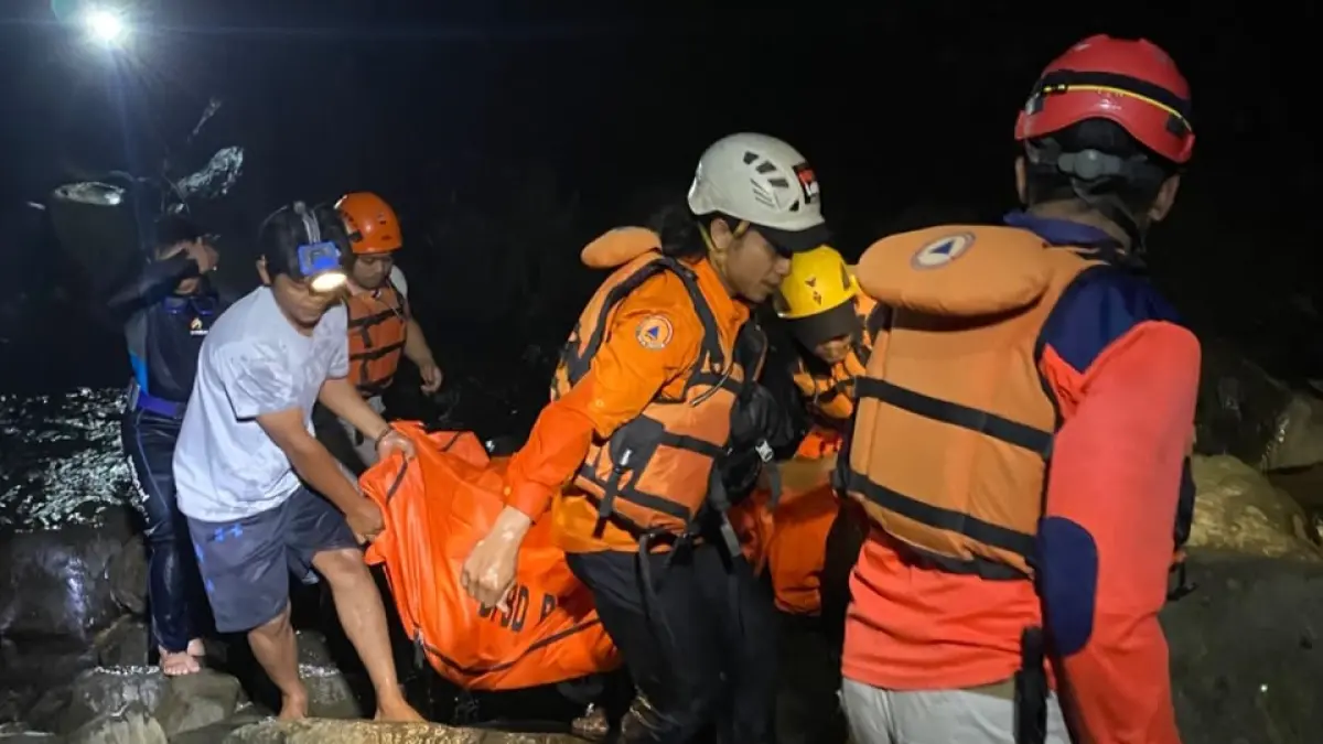 Petugas BPBD mengevakuasi korban laka air di Curug Titang, Minggu petang. (Istimewa)