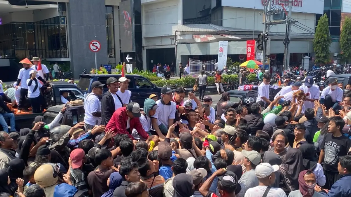 Ratusan peternak menggelar aksi damai dengan membagi-bagikan ayam gratis kepada warga di Alun-Alun Kota Magelang, Senin (10/8/2026) (YUSWANDA DAMASATYA ADZANI/JAWAPOS RADAR MAGELANG)