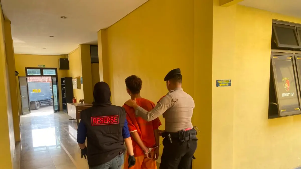 Tersangka DP digelandang polisi atas perbuatannya melakukan persetubuhan dan menyebarkan video porno mantan pacarnya. (Istimewa)