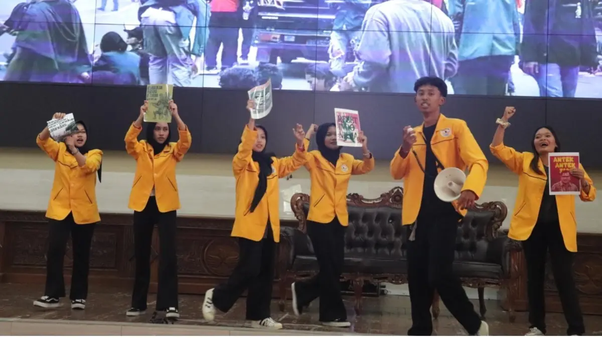 Aksi teatrikal dalam PKKMB Fisipol 2026 di Gedung Kuliah Umum (GKU) Kampus Sidotopo, Sabtu (8/8/2026). (Dokumentasi Fisipol).
