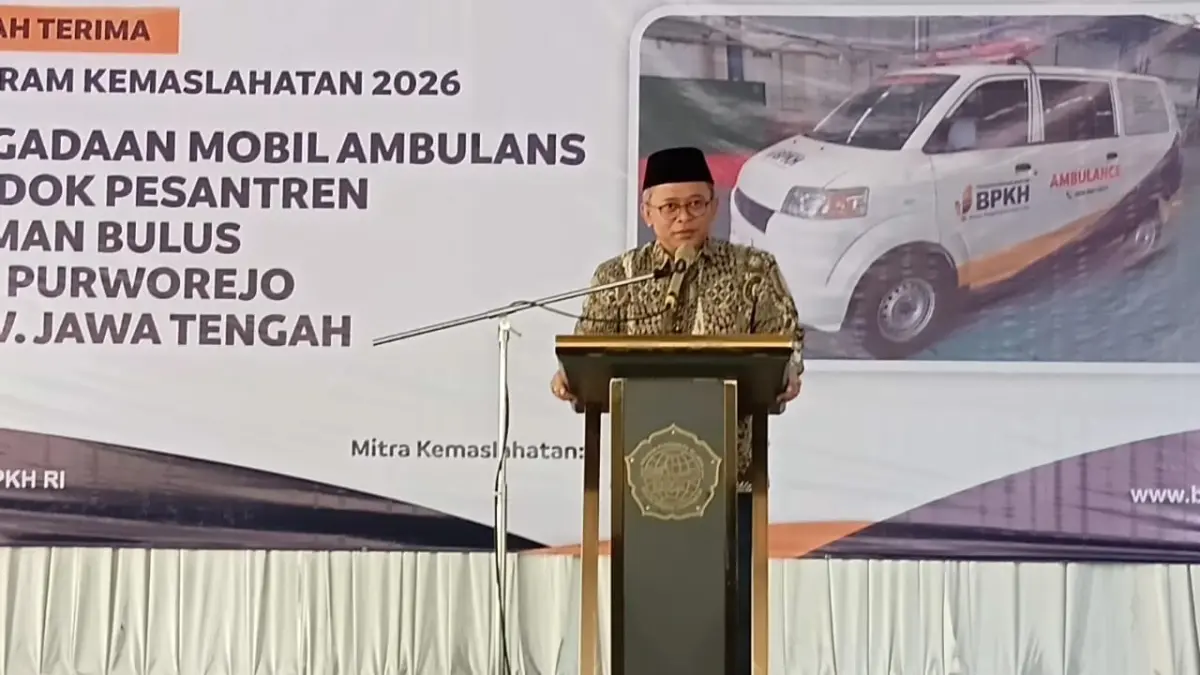 Anggota Komisi VIII DPR RI Fraksi PDI Perjuangan H. Wibowo Prasetyo saat penyerahan bantuan satu unit ambulans dari Badan Pengelola Keuangan Haji (BPKH) kepada Pondok Pesantren Al Iman Bulus, Purworejo, Senin (10/8/2026).