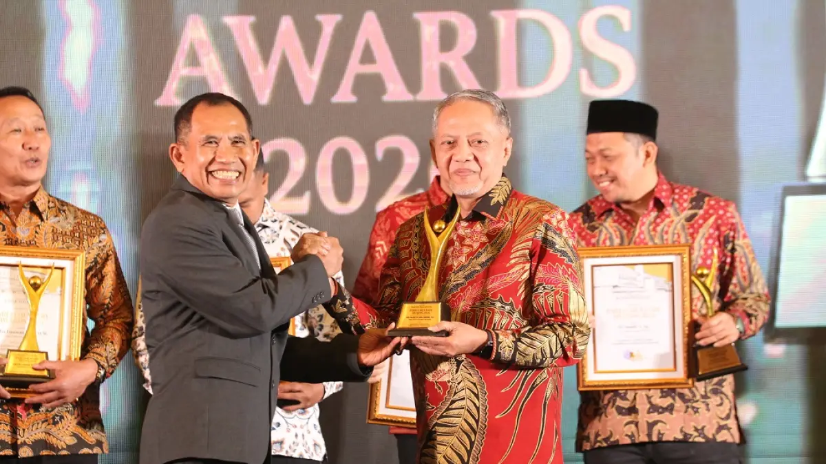 Eko Prasetyo Heru Wibowo menerima penghargaan Parliamentary Award 2026 di Quest Hotel Simpang Lima Semarang, Jumat (31/7/2026). (Baskoro Septiadi/Jawa Pos Radar Semarang) 