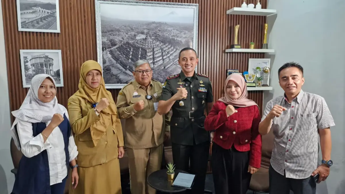 Komandan Kodim 0705/Magelang Letkol Infanteri Satrio Budi Bowo Leksono bersama Bowo Adrianto, Ita Kusumawati, serta jajaran redaksi Jawa Pos Radar Magelang, Selasa (11/8/2026). (ROFIK SYARIF GP/JAWA POS RADAR MAGELANG)