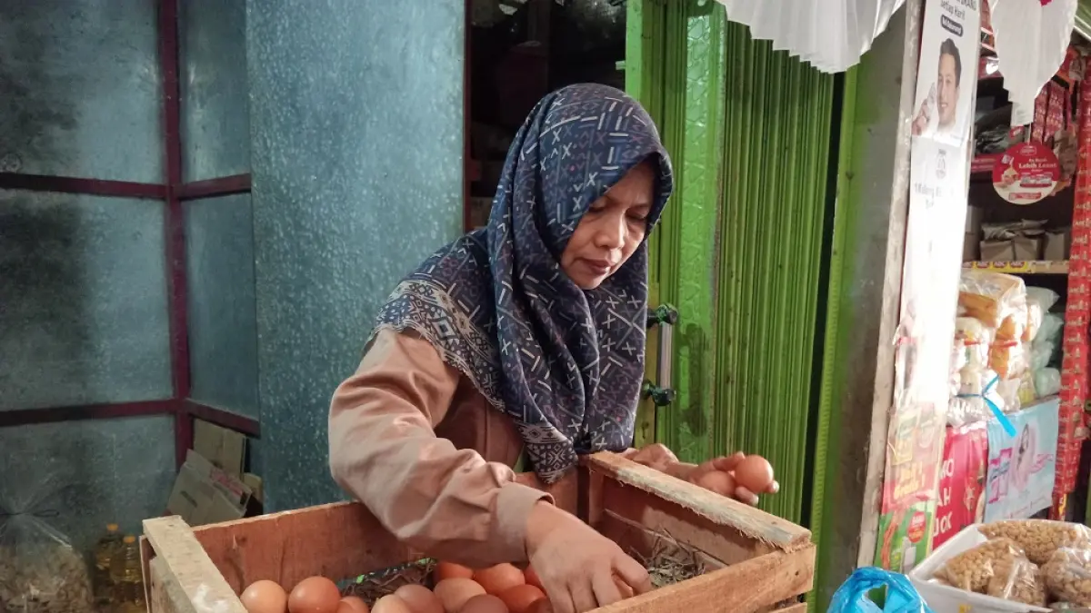 Anifah, pedagang telur ayam di Pasar Rejowinangun. (DITA NURUL AZIZAH/JAWA POS RADAR MAGELANG)