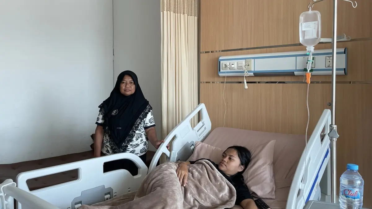 Cinta, siswi SMPN 3 Candimulyo mendapatkan perawatan di RSUD Merah Putih Magelang pasca keracunan MBG didampingi neneknya, Rabu (12/8/2026). (MARDIANA PUTRI KURNIAWAN / JAWA POS RADAR MAGELANG)