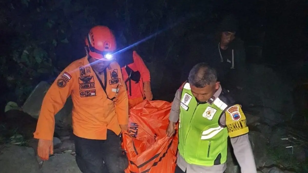 Petugas BPBD dan tim gabungan mengevakuasi jenazah pemuda M yang jatuh ke jurang sedalam 50 meter di kawasan Alas Mangli Kedungwatu, Tlogomulyo, Rabu (12/8/2026) dini hari. (Dok BPBD Temanggung)