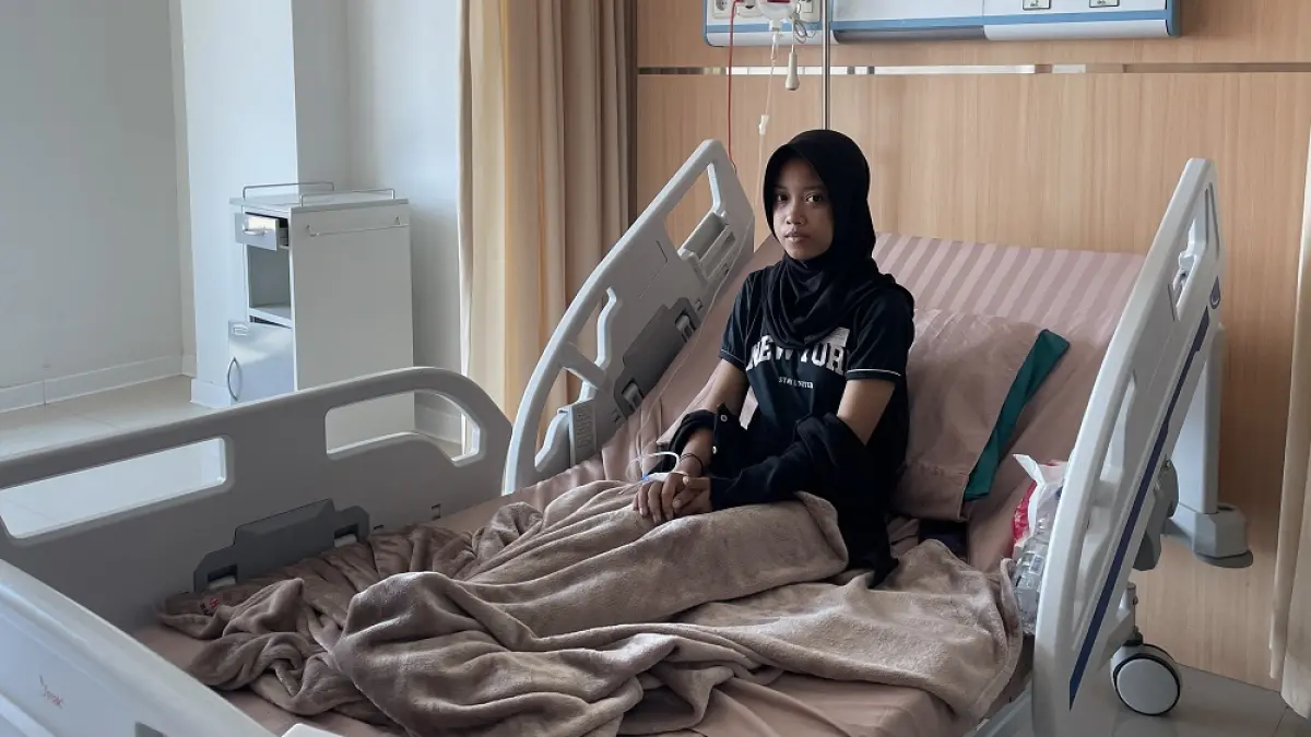 Rafika, siswi SMPN 3 Candi Mulyo mendapatkan perawatan di RSUD Merah Putih Magelang pasca keracunan MBG, Rabu (12/8/2026). (MARDIANA PUTRI KURNIAWAN / JAWA POS RADAR MAGELANG)

&nbsp;