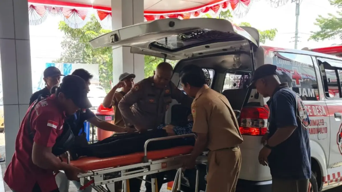 Siswa SMP Negeri 3 Candimulyo Magelang saat dilarikan ke RSUD Merah Putih.