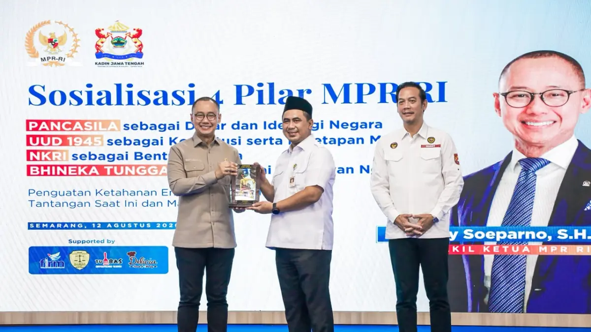 Wagub Taj Yasin menyerahkan cindera mata pada Wakil Ketua MPR Eddy Soeparno pada acara Sosialisasi 4 Pilar MPR RI di Gedung Gradhika Bhakti Praja, Semarang, Rabu (12/8/2026). (Istimewa)