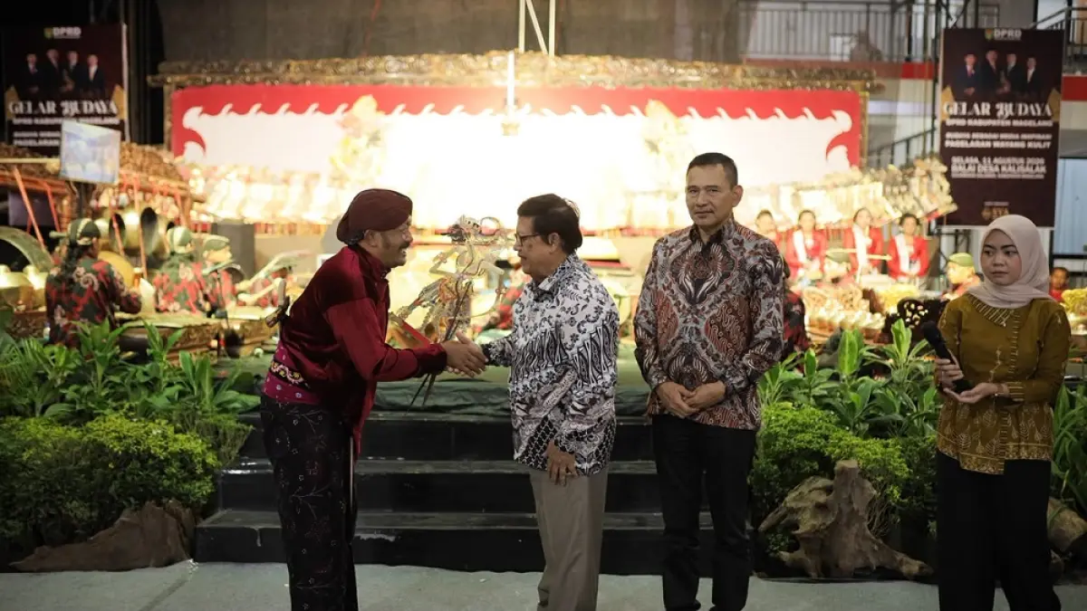 Wakil Ketua DPRD Kabupaten Magelang Suharno (tengah) dan Ketua DPRD Sakir (kanan) menyerahkan wayang kepada Ki Dalang Jumboh Siswanto dalam Gelar Budaya di Desa Kalisalak, Kecamatan Salaman, Selasa (11/8/2026).