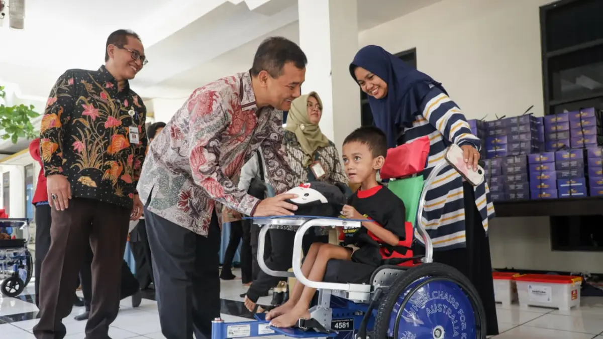 Ahmad Luthfi berbincang dengan anak-anak saat meninjau proses pengukuran, pengepasan, dan perakitan kursi roda adaptif di Aula Dinas Sosial Provinsi Jawa Tengah, Kamis (13/8/2026). (Istimewa)