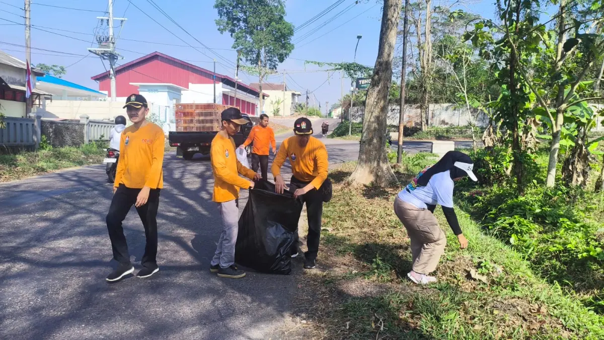 Kegiatan eco walk yang dilakukan DPRKPLH dalam rangka menyambut HUT ke-81 Kemerdekaan RI. (Istimewa)