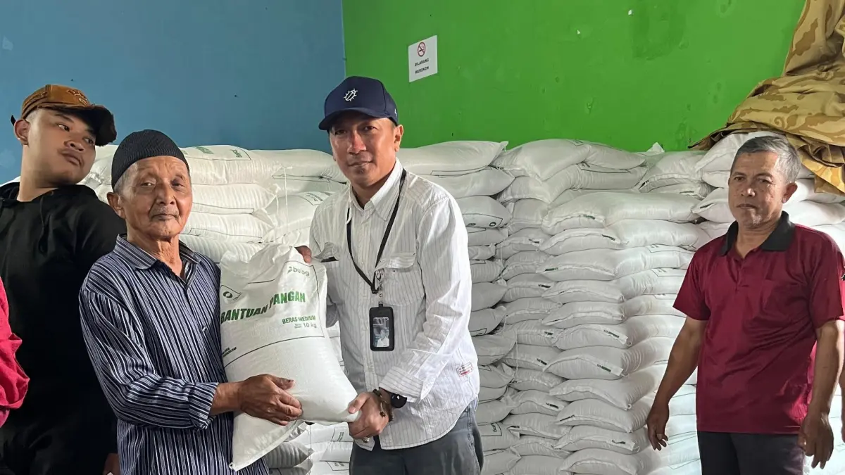 Kepala Perum Bulog Cabang Magelang, M. Ihsan Suraadilaga menyerahkan bantuan pangan beras pada warga penerima manfaat di Kelurahan Rojoimo Kecamatan Wonosobo Kabupaten Wonosobo, Kamis (13/8/2026). (Humas Bulog Magelang)