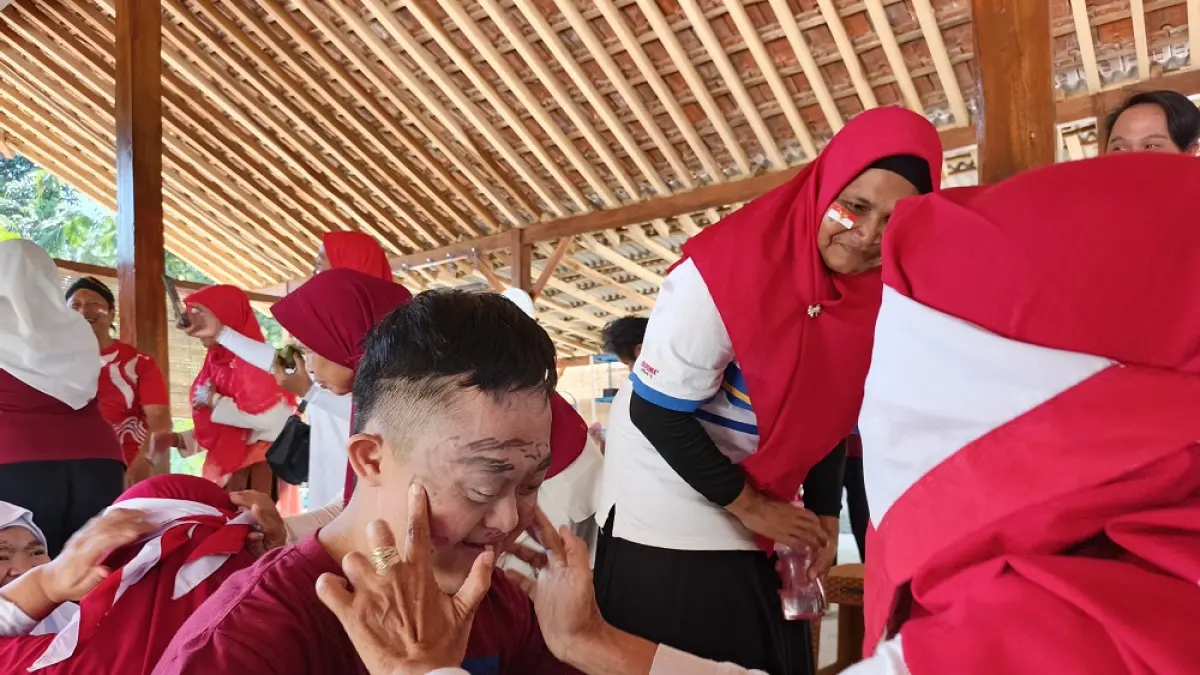 Keseruan lomba makeup di momen menyambut HUT ke-81 Kemerdekaan RI di Yayasan Nisrina Putri Bunda, Rabu (12/8/2026) pagi.
