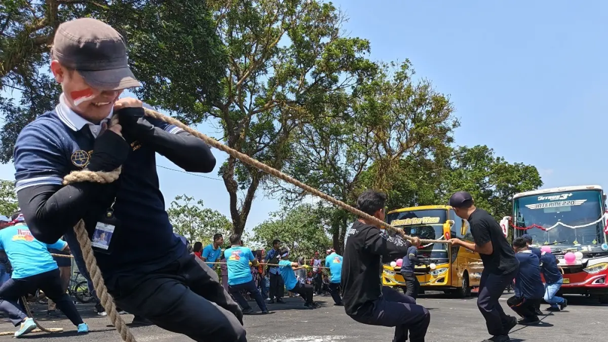 Keseruan lomba tarik bus yang digelar di Terminal Tidar, Kota Magelang, Kamis (13/8/2026) pagi.&nbsp;(ROFIK SYARIF/ JAWAPOS RADAR MAGELANG)