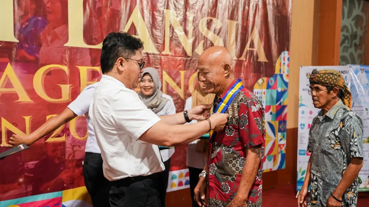 Para lansia di wisuda oleh Wali Kota Magelang Damar Prasetyono