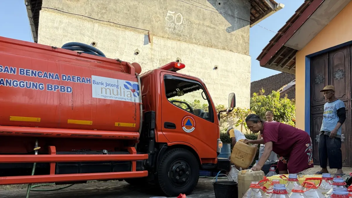Penyaluran air bersih ke sejumlah wilayah terdampak kekeringan di Kabupaten Temanggung. (Dok Jawa Pos Radar Magelang)