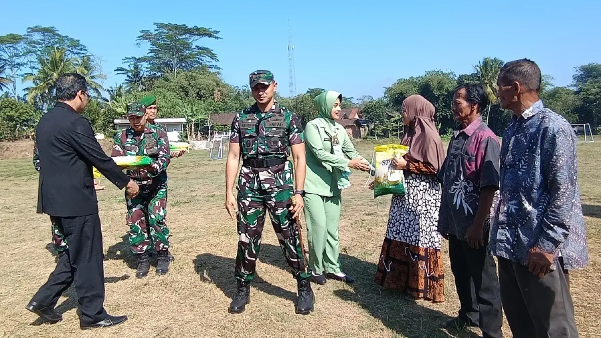 Penyerahan sembako kepada perwakilan masyarakat Desa Girikulon, Kecamatan Secang, Kabupaten Magelang, Kamis (13/8/2026). (SELINA ANGGELI / JAWA POS RADAR MAGELANG)