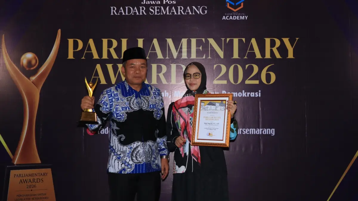 Wakil Ketua DPRD Wonosobo, Mugi Sugeng meraih Parliamentary Award  2026 dari Jawa Pos Radar Semarang di Hotel Quest Simpang Lima Semarang, Jumat (31/7/2026). (Hanafi/Jawa Pos Radar Semarang)