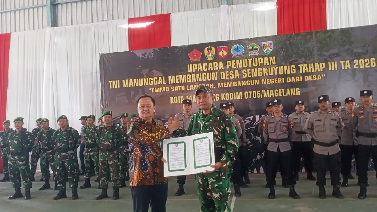 Wakil Wali Kota dr. Sri Harso bersama jajarannya Kodim 0705/Magelang saat penutupan TMMD Sengkuyung Tahap III Tahun 2026 di Lapangan Indoor SMK Pius X Kota Magelang, Kamis (13/8/2026). (SUCI AYU STIANINGRUM/JAWA POS RADAR MAGELANG)