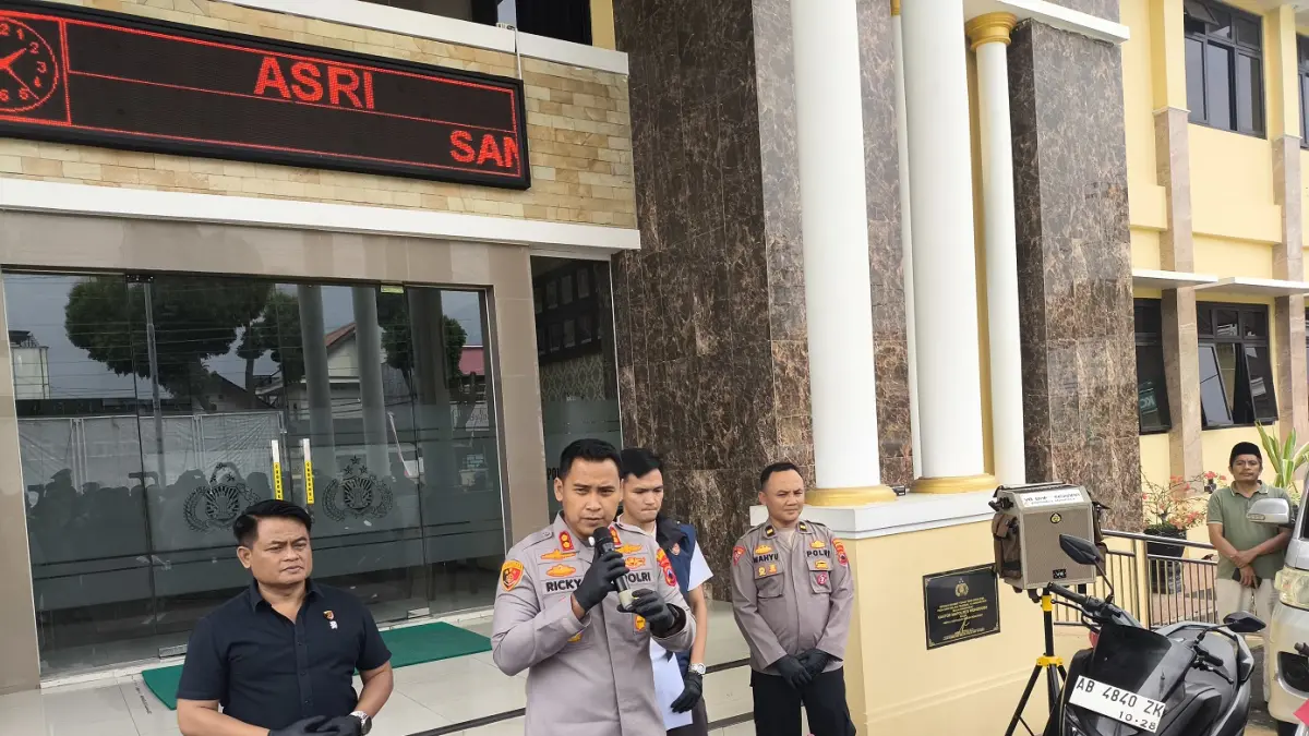 Kapolres Wonosobo AKBP Ricky Paripurna Atmaja bersama jajarannya menggelar kasus perampokan SPBU Selokromo, Leksono. (Sigit Rahmanto/Jawa Pos Radar Magelang)

