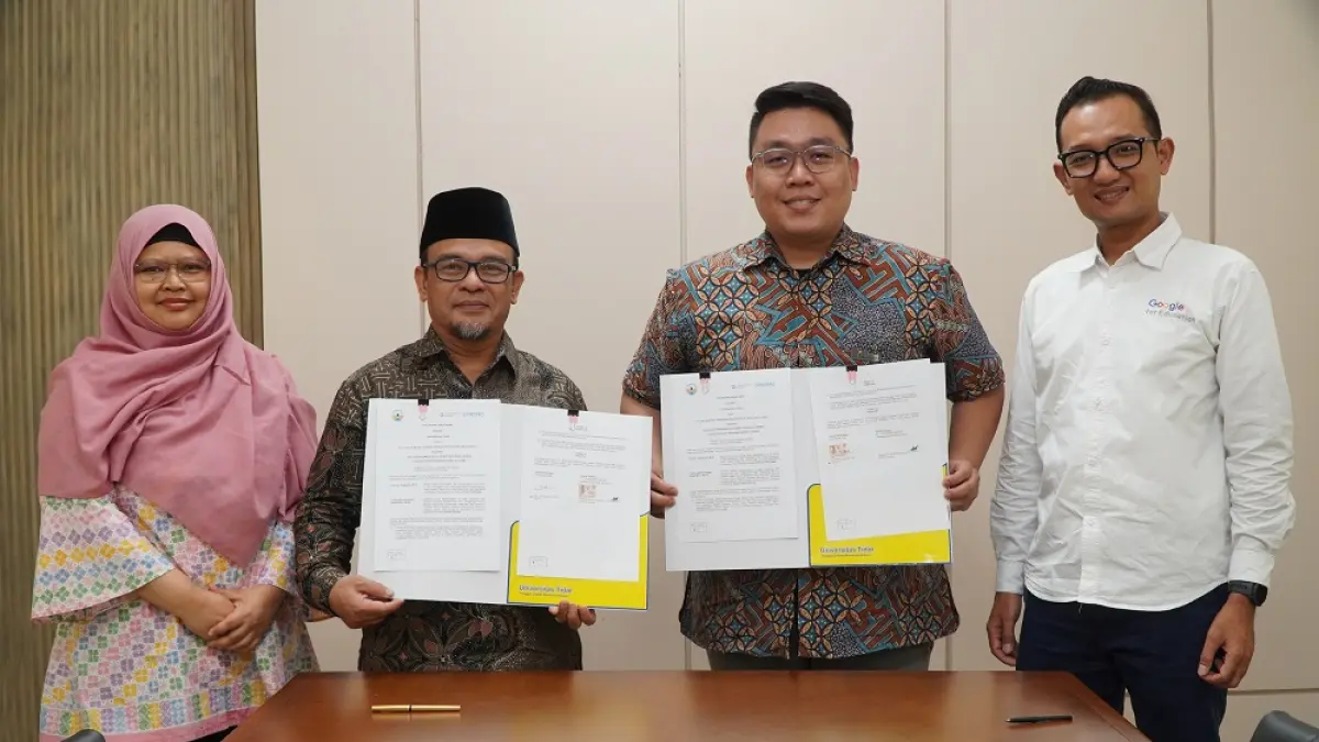 Rektor Untidar Prof Dr Sugiyarto dan Direktur Utama Paideia Yoshua Bonar Abdiel Sirait menunjukkan MoU kerja sama.