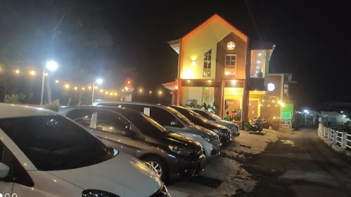 Tampil mencolok di Jalan Tobong Sari No. 18, Potrobangsan, Kota Magelang, Dacozta Coffee Shop & Eatery menyapa pengunjung setiap hari mulai pukul 11.00 hingga 23.00 WIB.
