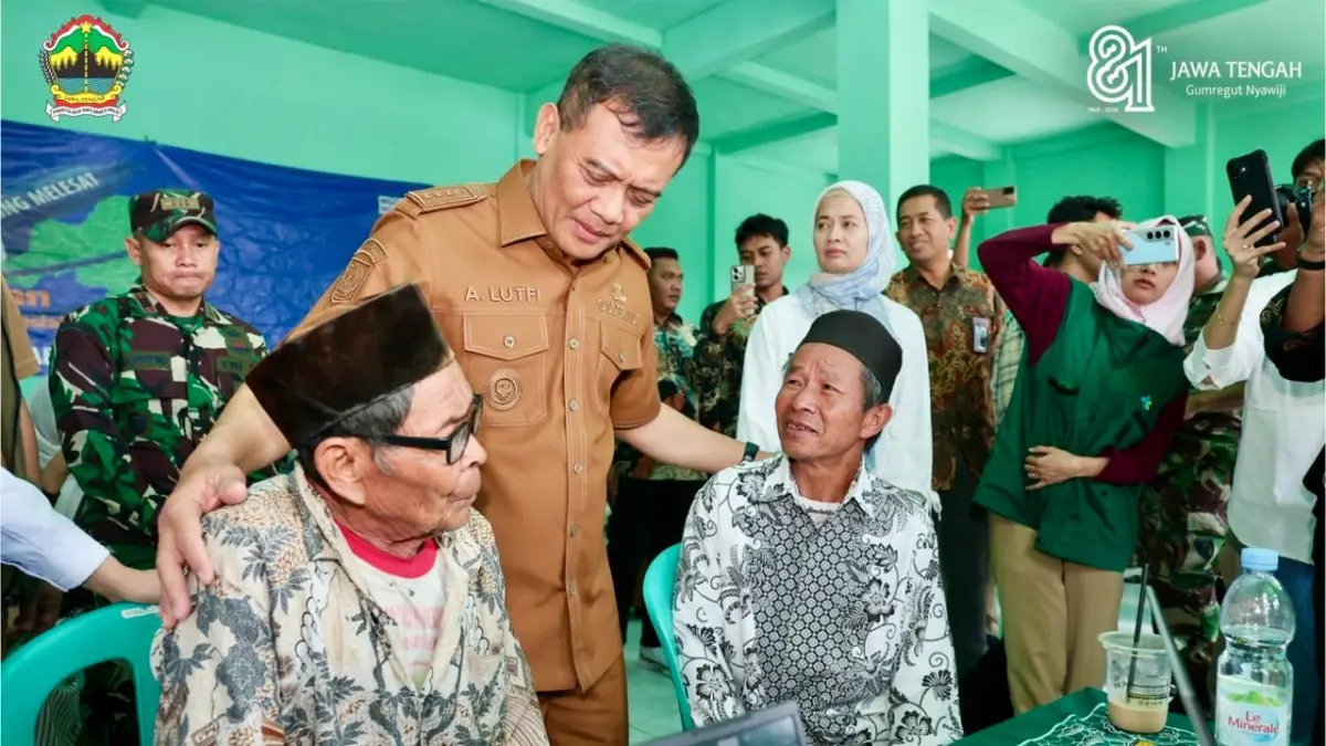 Ahmad luthfi berbincang dengan warga yang tengah memeriksakan kesehatan di program Speling