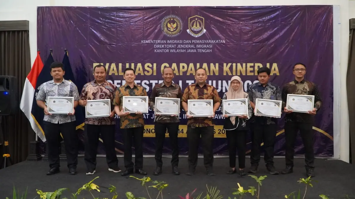 Delapan penghargaan diraih Kantor Imigrasi Kelas II Non TPI Wonosobo dalam Evaluasi Capaian Kinerja Semester I Tahun Anggaran 2026 UPT Imigrasi se-Jawa Tengah, Jumat (14/8/2026) di Horison Resort Dieng. (Istimewa)