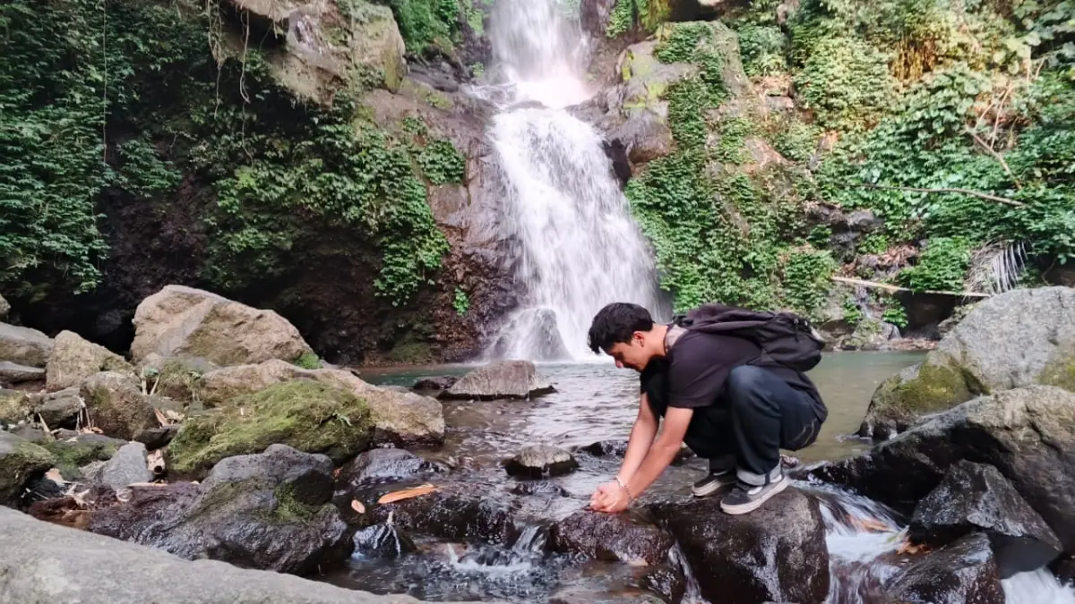 Pengunjung menikmati kesejukan aliran Air Terjun Sekar Langit. (Lazuardi Rafi Alif Adani/Jawa Pos Radar  Magelang)