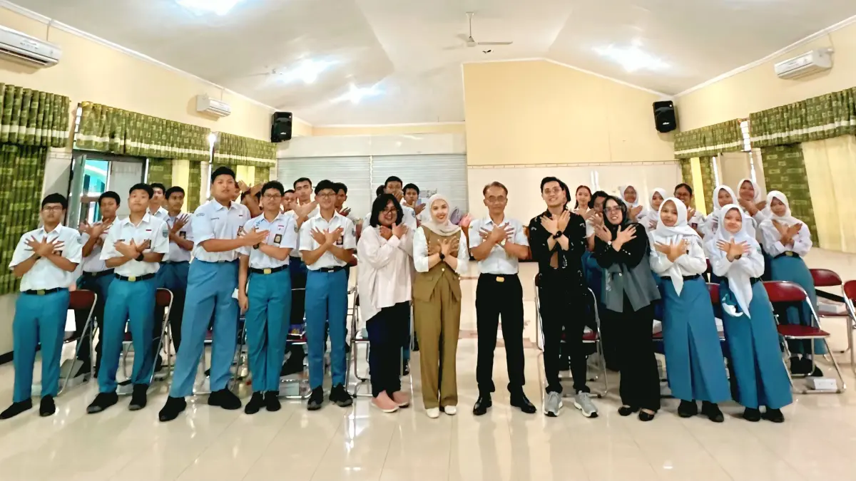 

Tim pengabdian masyarakat dosen Prodi Hukum Fisip Untidar bersama siswa SMAN 1 Magelang dalam acara edukasi pemenuhan hak pendidikan sebagai salah satu upaya mencegah terjadinya pernikahan dini, Rabu (12/8/2026). (Dok Tim Pengabdian Untidar)

&nbsp;