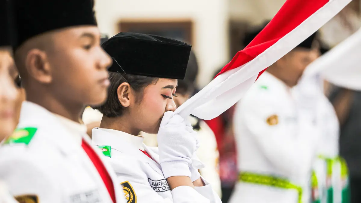 Paskibra menciun bendera merah putih dalam acara pengukuhan oleh Wagub Taj Yasin, Sabtu (15/8/2026) di gedung Grhadika Bhakti Praja. Mereka akan bertugas dalam upacara peringatan kemerdekaan RI di Lapangan Pancasila Semarang, Senin 17 Agustus 2026. (Istimewa)