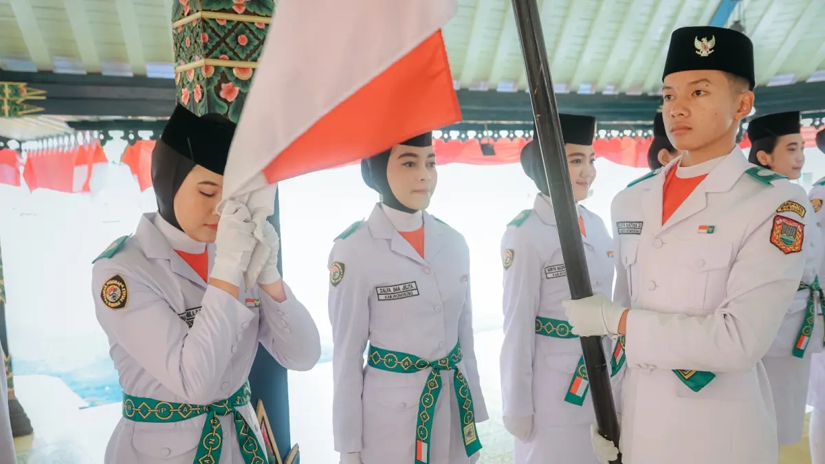 Anggota Paskibraka Wonosobo mencium bendera usai dikukuhkan oleh Wakil Bupati Amir Husein, Sabtu (15/8/2026). (Istimewa)

