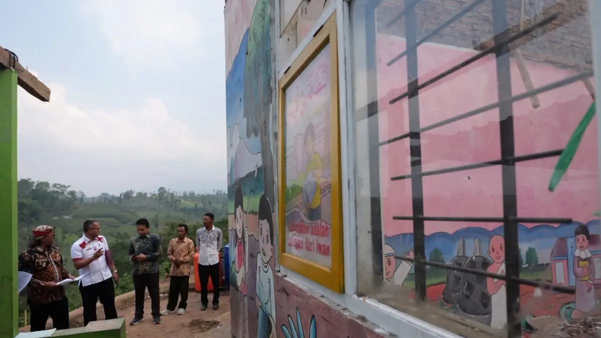 Bupati Temanggung Agus Setyawan mengecek lokasi sekolah yang mendapat bantuan revitalisasi melalui dana APBN. (Istimewa)

