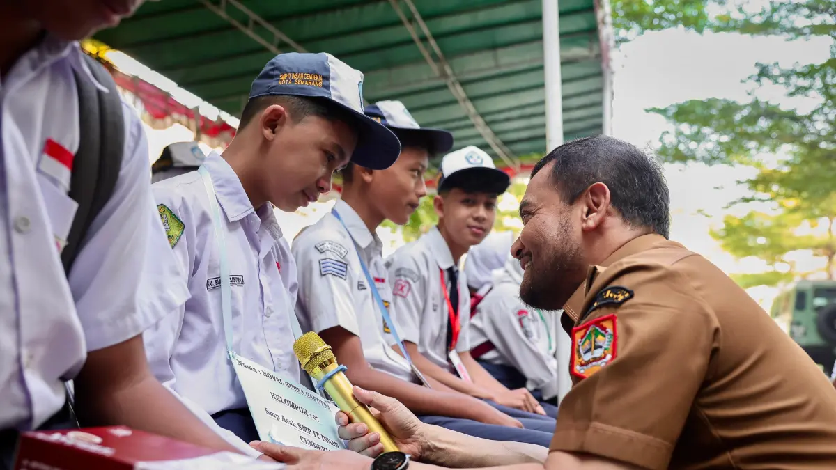 Gubernur Ahmad Luthfi memberi motivasi siswa SMA baru pada hari pertama masuk sekolah tahun ajaran 2026/2027 pada 13 Juli 2026 lalu. 