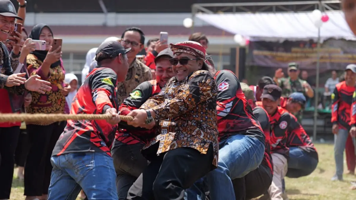 Lomba tarik tambang di Desa Wates, Wonoboyo, Temanggung berlangsung sengit tantara tim Kodim 0706 Temanggung dengan remaja basecamp Gunung Prau yang diperkuat Bupati Agus Setyawan.  (Istimewa)