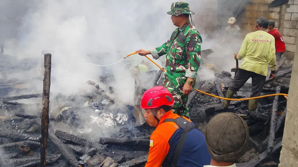 Petugas gabungan memadamkan api yang membakar rumah warga Lamuk Desa Kalidesel Watumalang, Wonosobo Sabtu  (15/8/2026). (Istimewa)

