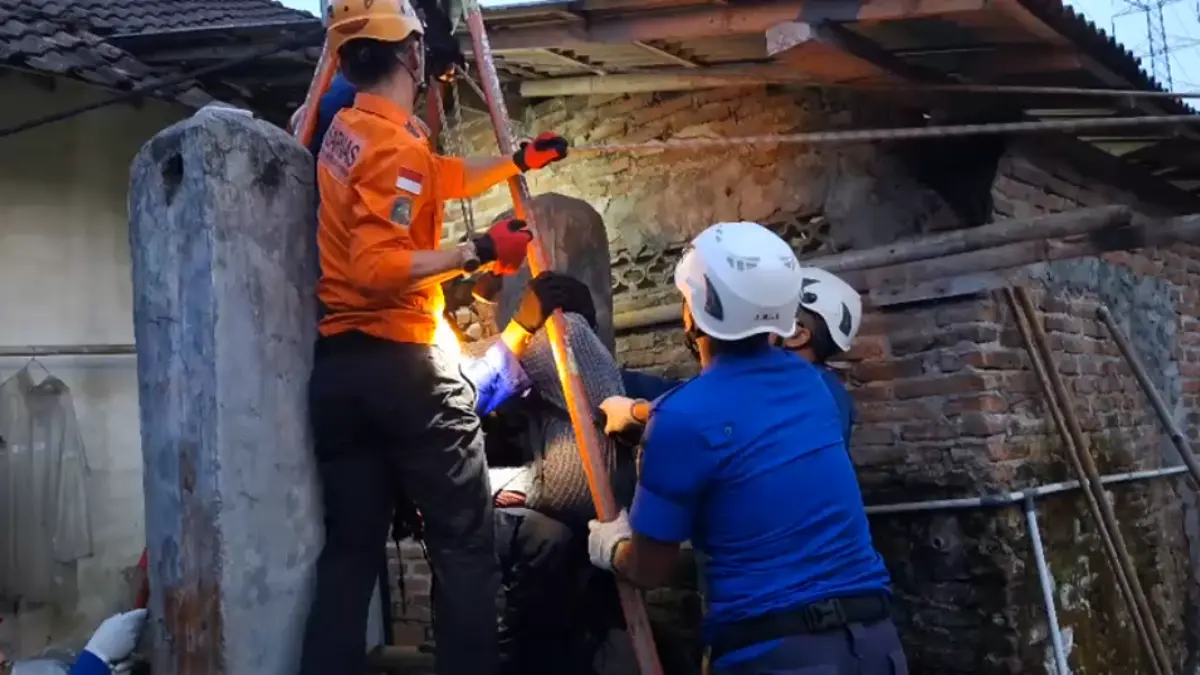 Petugas mengevakuasi nenek Istiqomah warga Paremono, Mungkid yang tercebur sumur, Minggu (16/8/2026) pagi. (Istimewa)
