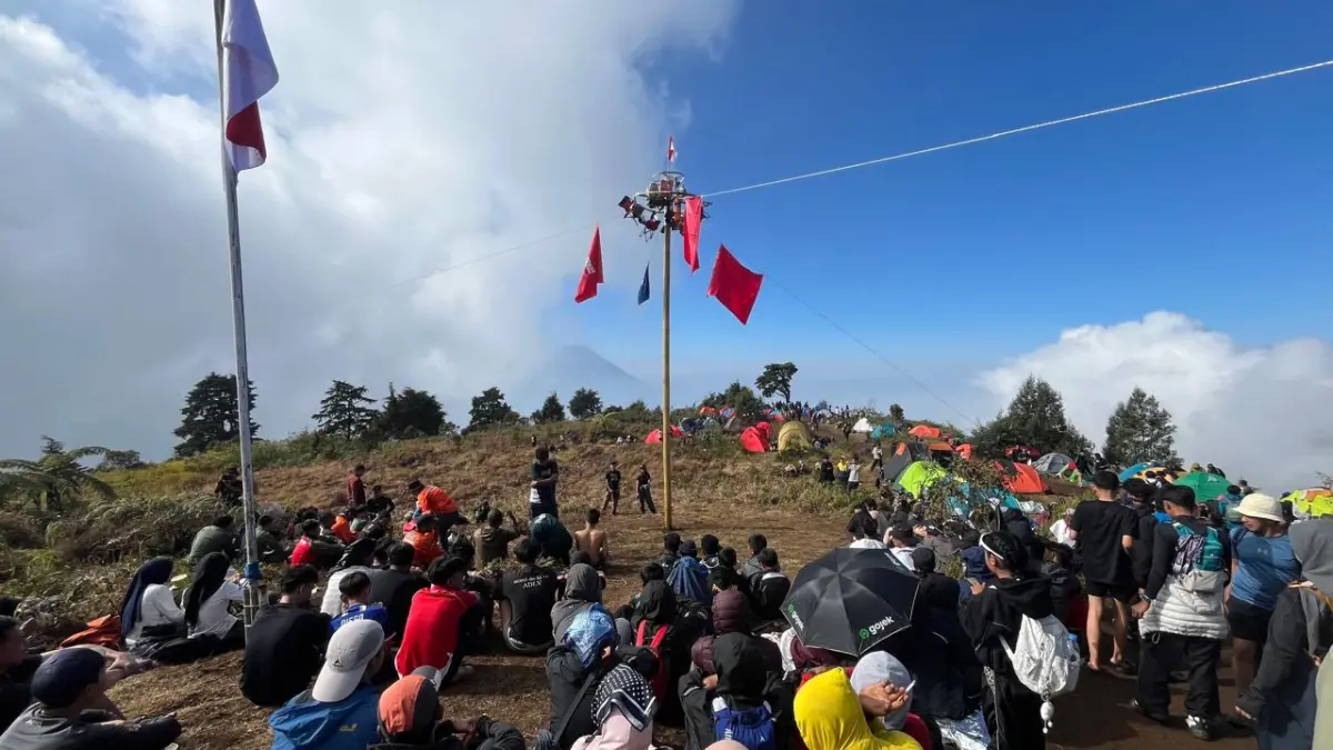 Festival Gunung Prau dimeriahkan dengan lomba panjat pinang dan membentangkan bendera raksasa, Senin (17/8/2026) di ketinggian 2.565 mdpl.  (Istimewa)